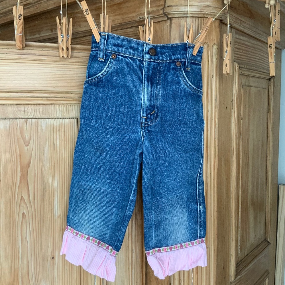 046–UPCYCLED VINTAGE TODDLER LEVI JEANS WITH PINK GINGHAM HEAM SIZE: 4T